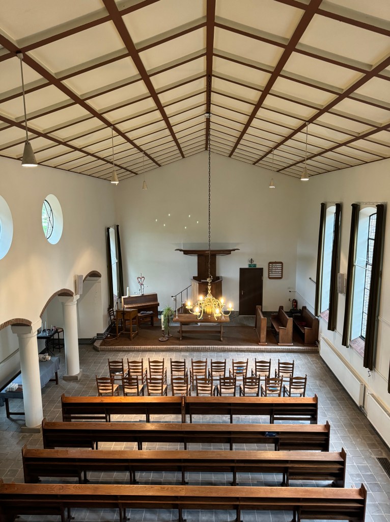 Binnenkant Protestantse kerk Angeren